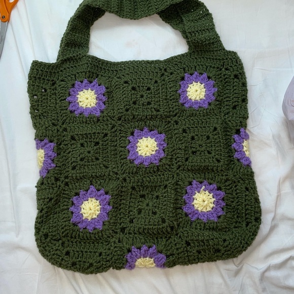 Handmade chroceat with flower design 🟢🟣🟡 - Picture 2 of 2